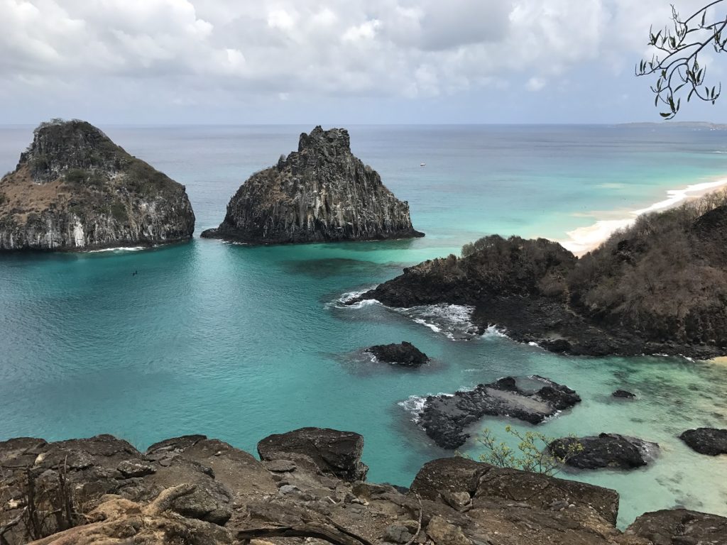 Bolsonaro sugeriu, em live no Facebook, federalizar a ilha de Fernando de Noronha, que atualmente pertence ao estado de Pernambuco