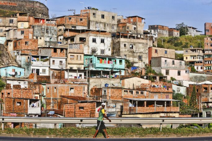 Levantamento do IBGE, divulgado no Dia da Consciência Negra, mostra desigualdade no acesso a moradia de qualidade - Foto: Reprodução