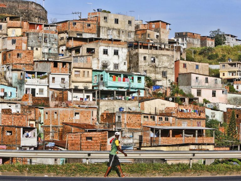 Levantamento do IBGE, divulgado no Dia da Consciência Negra, mostra desigualdade no acesso a moradia de qualidade - Foto: Reprodução