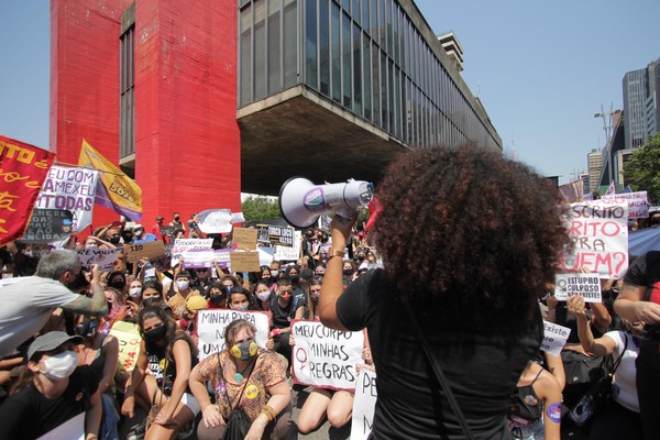 No último domingo (8), manifestantes se reuniram em frente ao Museu de Arte de São Paulo (Masp) para pedir por justiça no caso Mari Ferrer