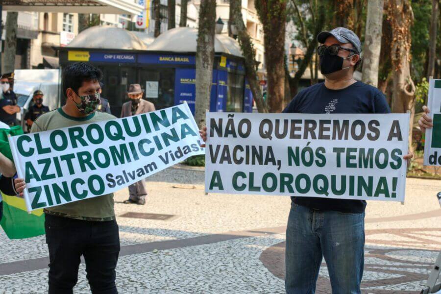 No Brasil, a hidroxicloroquina foi constantemente apontado pelo presidente da República, Jair Bolsonaro, como eficaz no tratamento da Covid-19