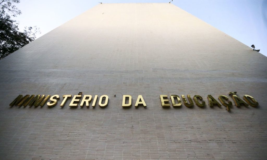 O MEC decidiu revogar portaria que determina o retorno das aulas presenciais das universidades, depois de uma série de repercussões negativas