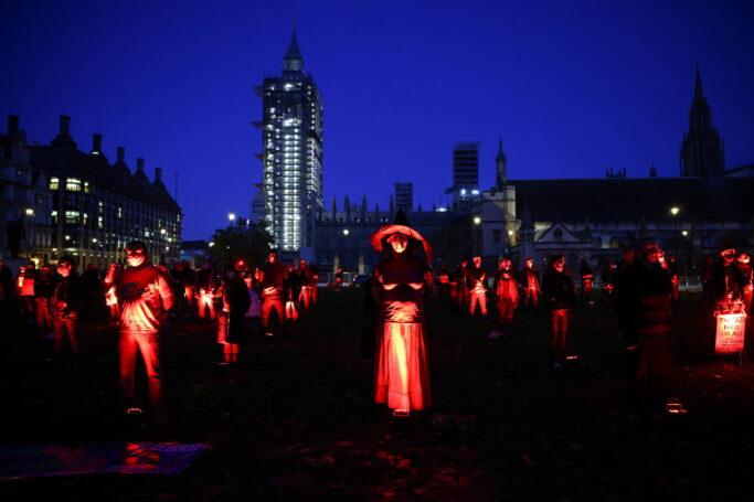 Artistas dos West End protestam na praça do Parlamento, em Londres, por mais incentivos e auxílios para as artes cênicas durante a pandemia de Covid-19; o protesto foi realizado em 31 de outubro - Foto: Henry Nicholls/Reuters