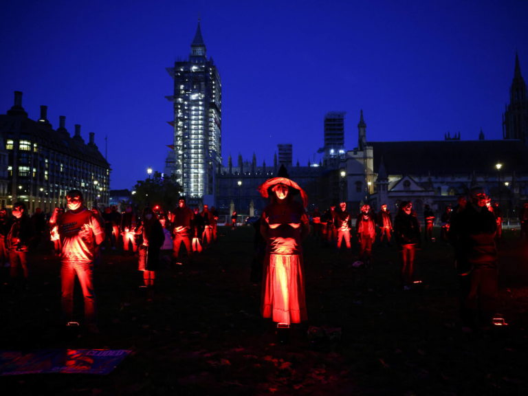 Artistas dos West End protestam na praça do Parlamento, em Londres, por mais incentivos e auxílios para as artes cênicas durante a pandemia de Covid-19; o protesto foi realizado em 31 de outubro - Foto: Henry Nicholls/Reuters