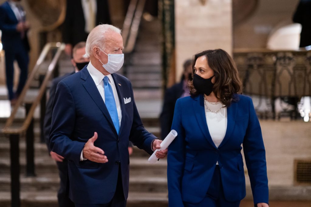 O presidente eleito nos EUA, Joe Biden, ao lado de sua vice-presidente, Kamala Harris. Foto: Reprodução