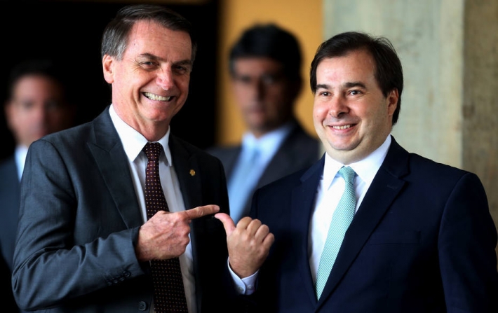 O presidente Jair Bolsonaro transferiu para o presidente da Câmara, Rodrigo Maia (DEM-RJ), a responsabilidade por beneficiários do Bolsa Família não receberem uma 13ª parcela do programa neste ano