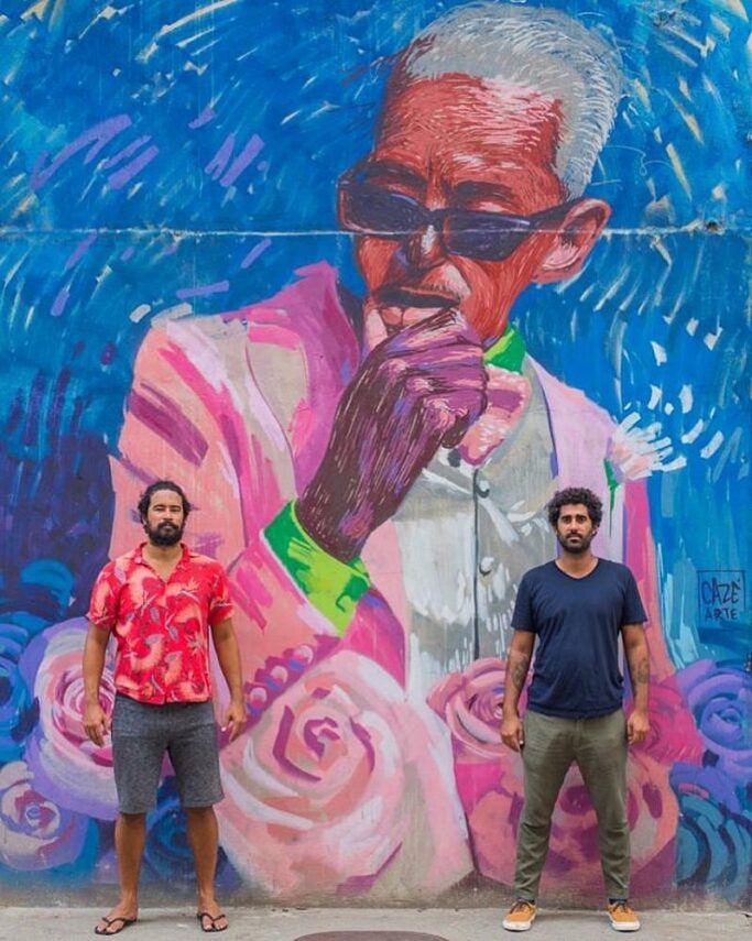 Pedro e Cazé em frente ao grafite do músico Cartola - Negro Muro/Pedro Rajão Foto: Reprodução