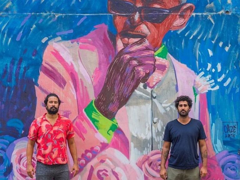 Pedro e Cazé em frente ao grafite do músico Cartola - Negro Muro/Pedro Rajão Foto: Reprodução