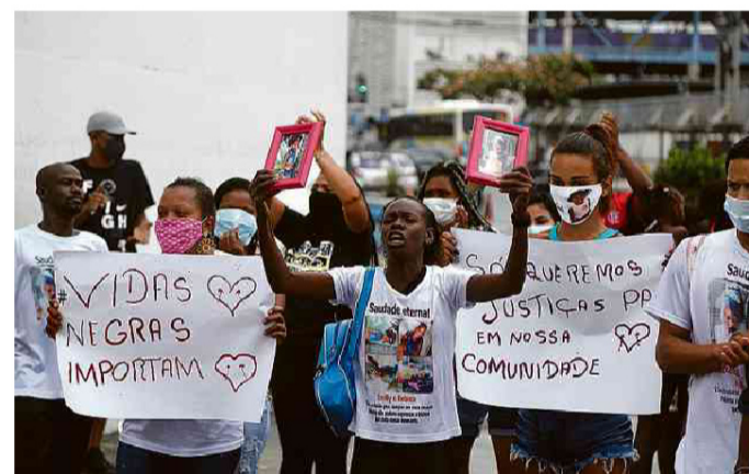 Rebeca, 7, e a prima Emilly Victoria Silva dos Santos, 4, foram baleadas enquanto brincavam na porta de casa na noite de sexta (4) - Foto: Reprodução