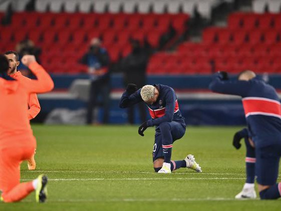 Jogadores do Istanbul conversam em meio à confusão por ofensa racista na partida contra o PSG - Foto: Reprodução