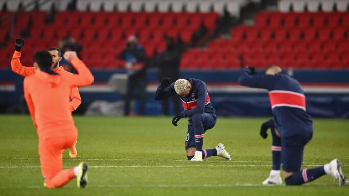 Jogadores do Istanbul conversam em meio à confusão por ofensa racista na partida contra o PSG - Foto: Reprodução