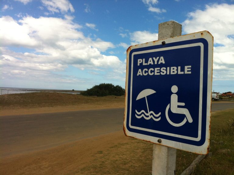 Deputados aprovam regras para tornar praias acessíveis com criação do selo Praia Acessível que já é uma realidade em vários países - Foto: Reprodução