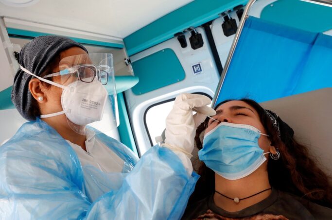 Profissional de saúde realiza teste rápido de Covid-19 em paciente em Vina Del Mar, no Chile, neste domingo (20) — Foto: Rodrigo Garrido/Reuters