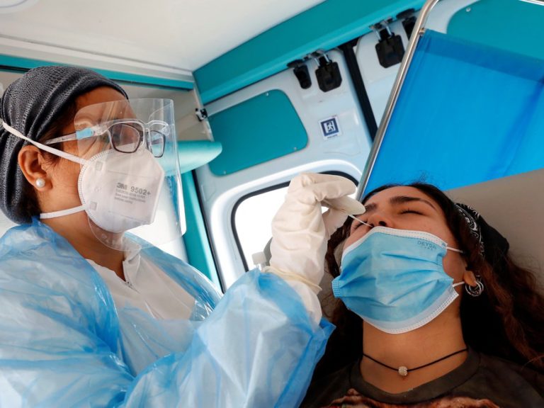Profissional de saúde realiza teste rápido de Covid-19 em paciente em Vina Del Mar, no Chile, neste domingo (20) — Foto: Rodrigo Garrido/Reuters
