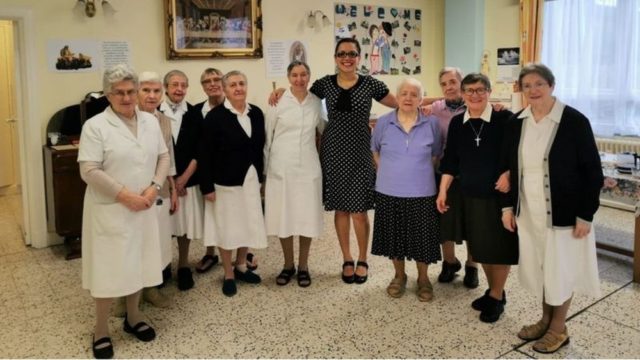 Brasileira, responsável pelo atendimento a 52 idosos, posa junto a freiras que trabalham no Lar St Augustine's, no sudeste de Londres — Foto: ST AUGUSTINE'S/Via BBC