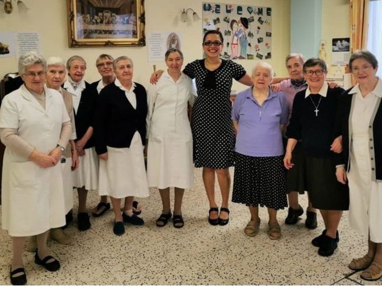 Brasileira, responsável pelo atendimento a 52 idosos, posa junto a freiras que trabalham no Lar St Augustine's, no sudeste de Londres — Foto: ST AUGUSTINE'S/Via BBC