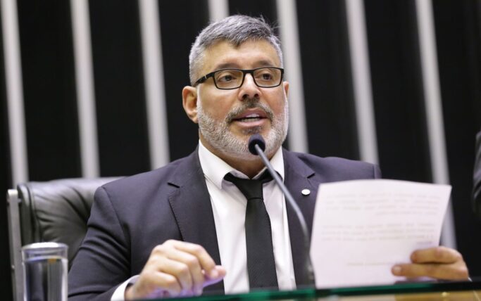 Pelo texto do Deputado Alexandre Frota (PSDB-SP), cidadãos têm o direito de escolher se vacinar ou não. Mas aqueles que não se vacinarem e contraírem a doença posteriormente terão de arcar com custos hospitalares no SUS Foto: Reprodução