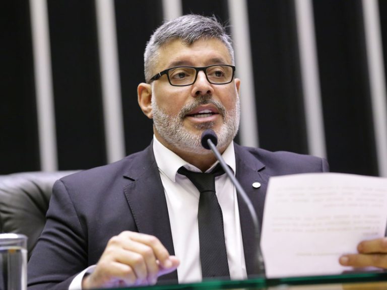 Pelo texto do Deputado Alexandre Frota (PSDB-SP), cidadãos têm o direito de escolher se vacinar ou não. Mas aqueles que não se vacinarem e contraírem a doença posteriormente terão de arcar com custos hospitalares no SUS Foto: Reprodução