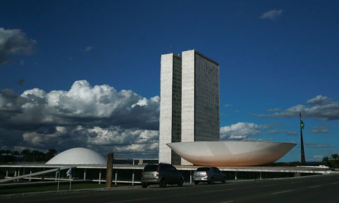 A cúpula menor, voltada para baixo, abriga o Plenário do Senado Federal. A cúpula maior, voltada para cima, abriga o Plenário da Câmara dos Deputados. Foto: Marcello Casal JR/ Agência Brasil