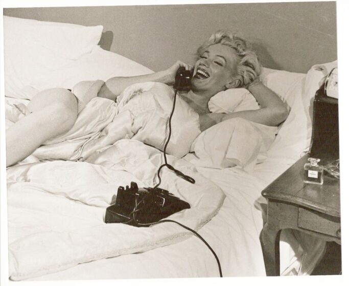 "O que você usa para dormir?", "cinco gotas de Chanel Nº5", confidenciou Marilyn Monroe em entrevista em 1955. Criado há um século este perfume segue sendo um dos mais vendidos do mundo.