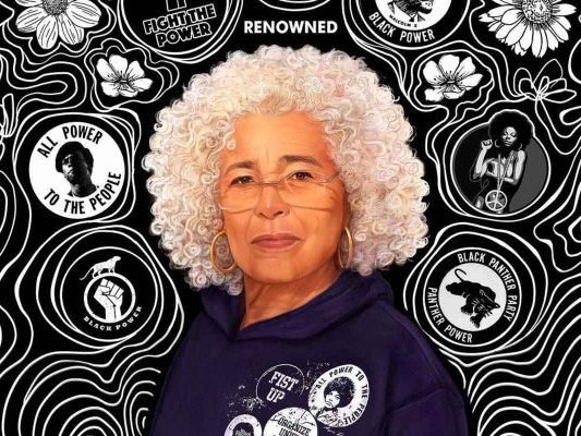 A colaboração histórica de Angela Davis com a marca Renowned rendeu uma coleção-cápsula beneficente, composta por moletom e camiseta - Foto: Divulgação