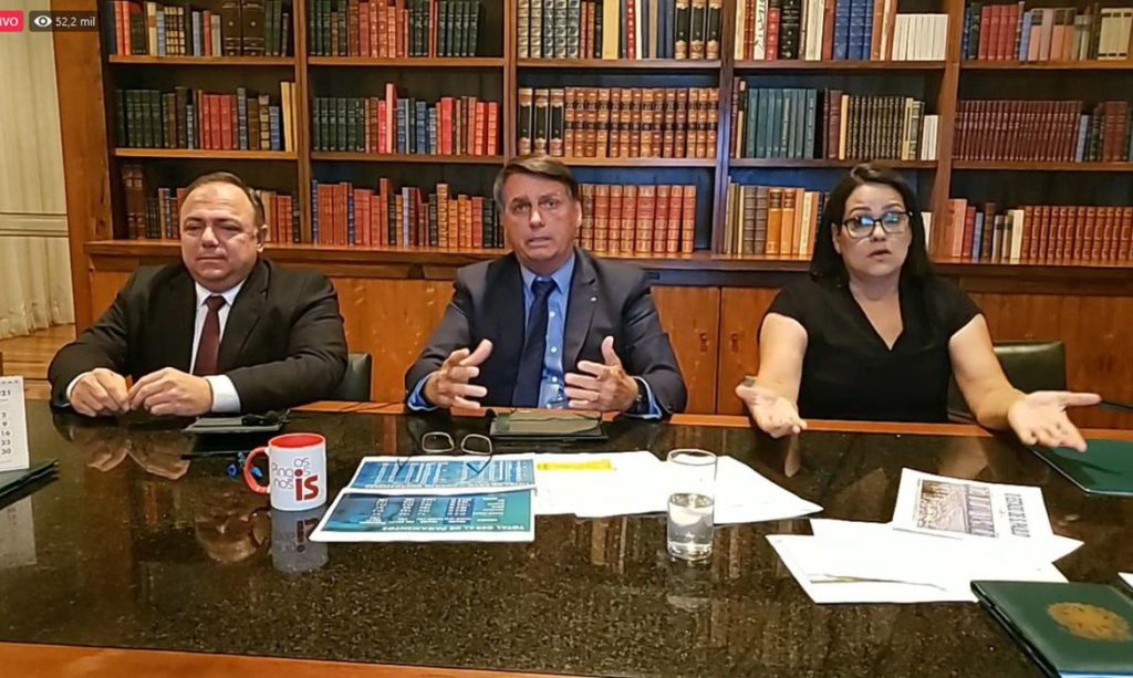 Presidente Jair Bolsonaro (sem partido) e o Ministro da Saúde, Eduardo Pazuello, em Live no Facebook. Foto: Reprodução