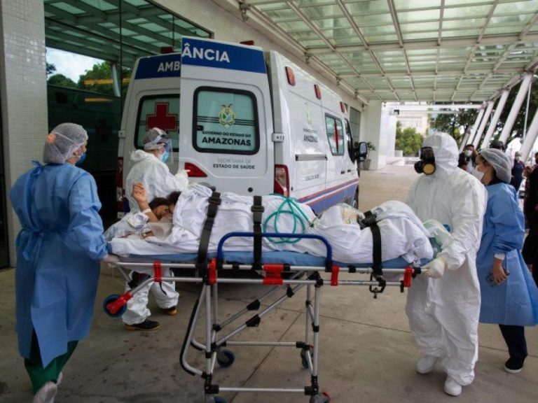 Na quinta-feira Manaus registrou mortes por asfixia. Médicos e familiares denunciaram a falta de de oxigênio - Foto: Reprodução/ crédito: AFP / Michael DANTAS