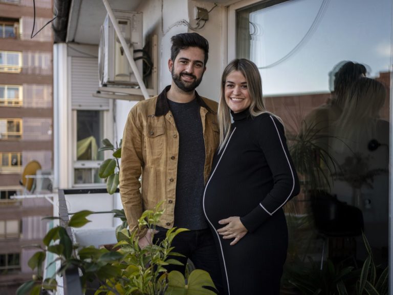 Paloma e Víctor em sua casa em Madri: o casal espera o primeiro filho para este mês de janeiro - Foto: Reprodução