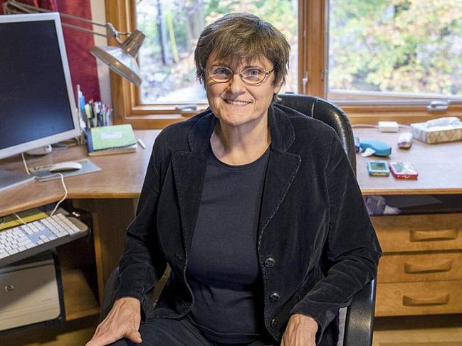 A bioquímica húngara Katalin Karikó passou 40 anos trabalhando na sombra e desenvolvendo avanços-chave para os imunizantes da Moderna e BioNTech - Foto: Reprodução