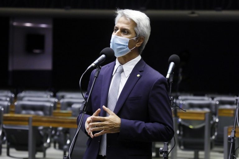 Alessandro Molon denunciou os atos de negligência de Bolsonaro e do ministério de Eduardo Pazuello diante da crise causada pela Covid-19