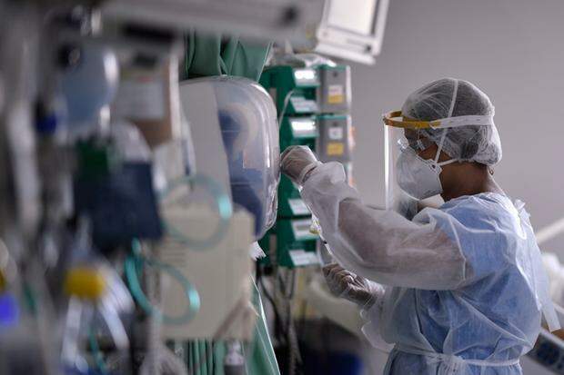 O estoque de oxigênio acabou em vários hospitais de Manaus nesta quinta-feira (14), levando pacientes internados à morte por asfixia