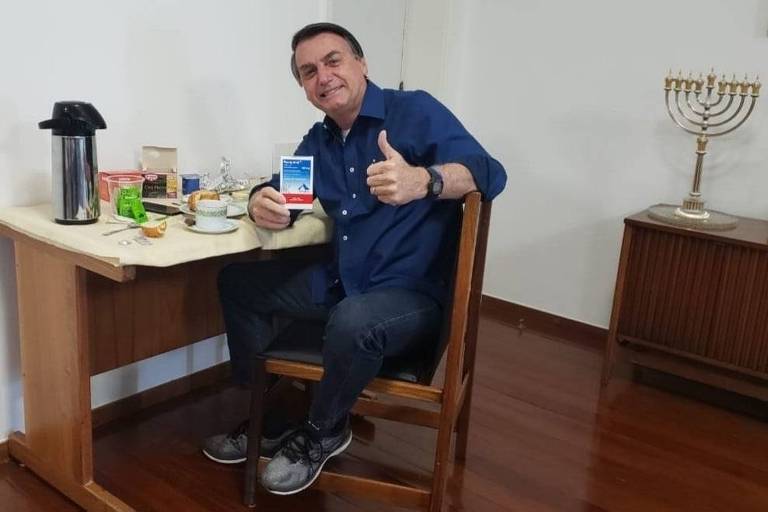 Com caixa de cloroquina, Bolsonaro divulga foto após resultado negativo de PCR para Covid-19 -(Foto: Reprodução/Twitter)