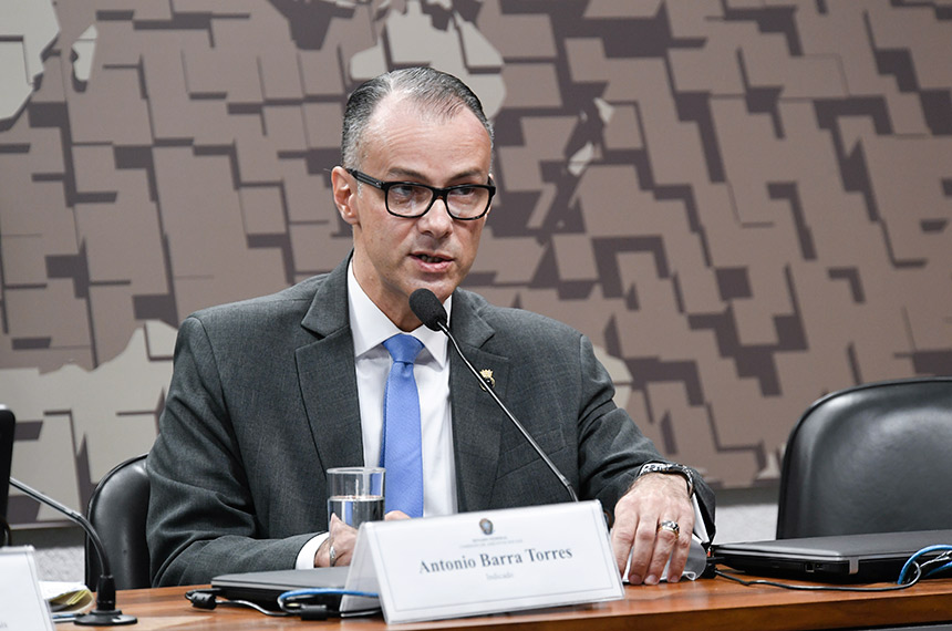 O presidente da Anvisa, Barra Torres, reagiu a declarações do líder do governo na Câmara, Ricardo Barros, que acusou o órgão de estar "nem aí" 
