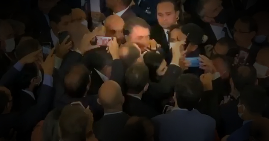 Pelas imagens da cerimônia de posse, é possível perceber que muitos das autoridades presentes, como o Jair Bolsonaro, estão sem máscara