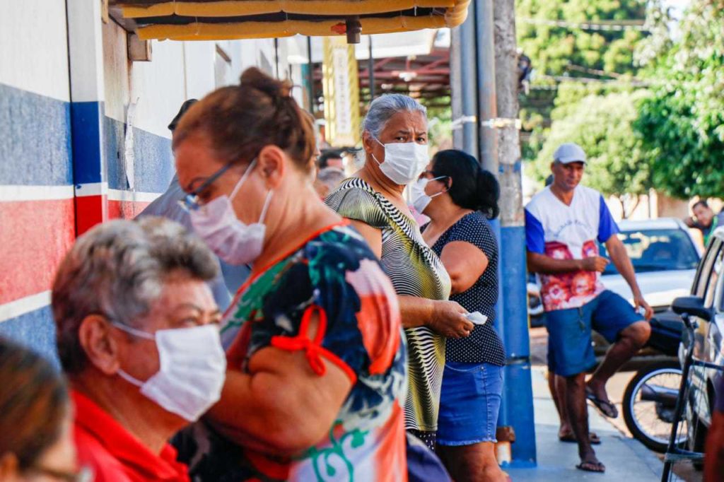 Fila de idosos a espera de vacina contra Covid-19. (Foto: Henrique Kawaminami)