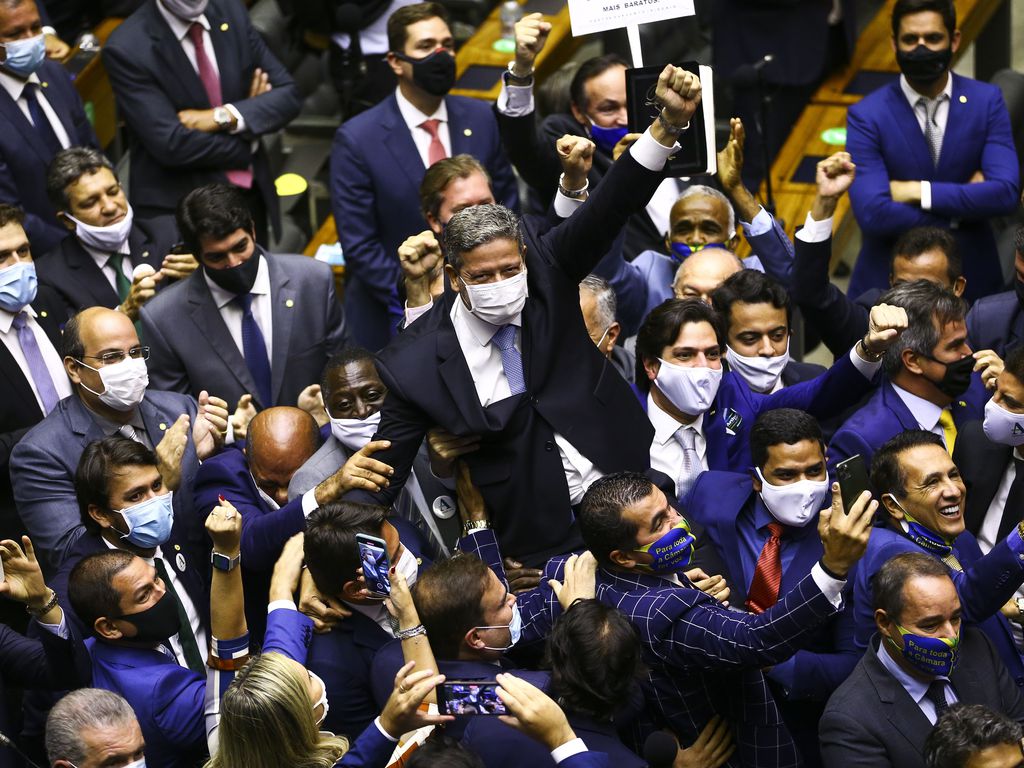 A Câmara dos Deputados adiou para esta quarta-feira (3), às 10h, a eleição dos deputados que ocuparão cargos na Mesa Diretora