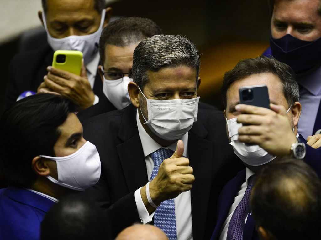 O deputado Arthur Lira cumprimenta deputados durante sessão para eleição dos membros da mesa diretora da Câmara dos Deputados. Foto: Marcelo Camargo/Agência Brasil 