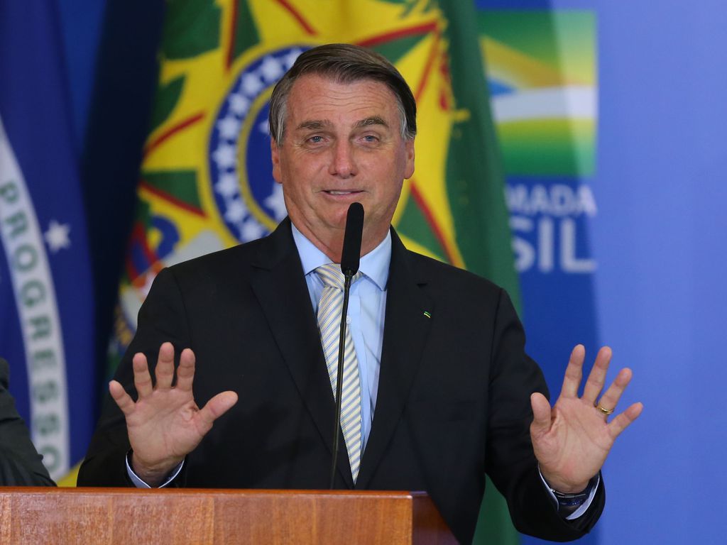 Bolsonaro também voltou a criticar o "lockdown" adotado por prefeitos e governadores do país, especialmente o governador do DF