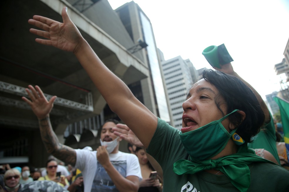 Em Brasília, um grupo de manifestantes fez carreata em defesa de Bolsonaro e contra as medidas de restrição para conter o avanço da Covid-19