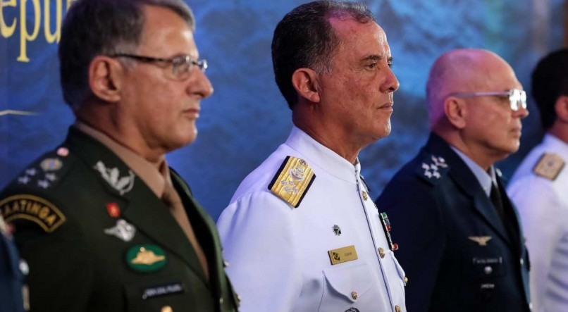 No Twitter, o deputado federal Aliel Machado (PSB-PR) reiterou que "é a segunda vez que Bolsonaro tenta "implodir" as Forças Armadas"