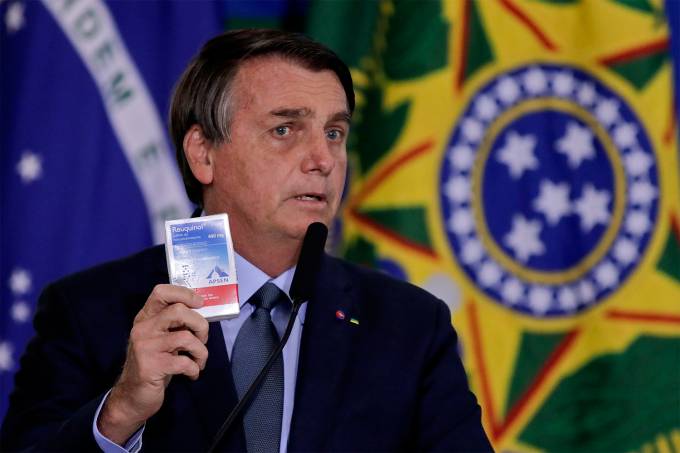 O presidente Jair Bolsonaro fazendo propaganda da hidroxicloroquina, que não têm eficácia comprovada contra a Covid-19 Foto: Sergio Lima/ AFP