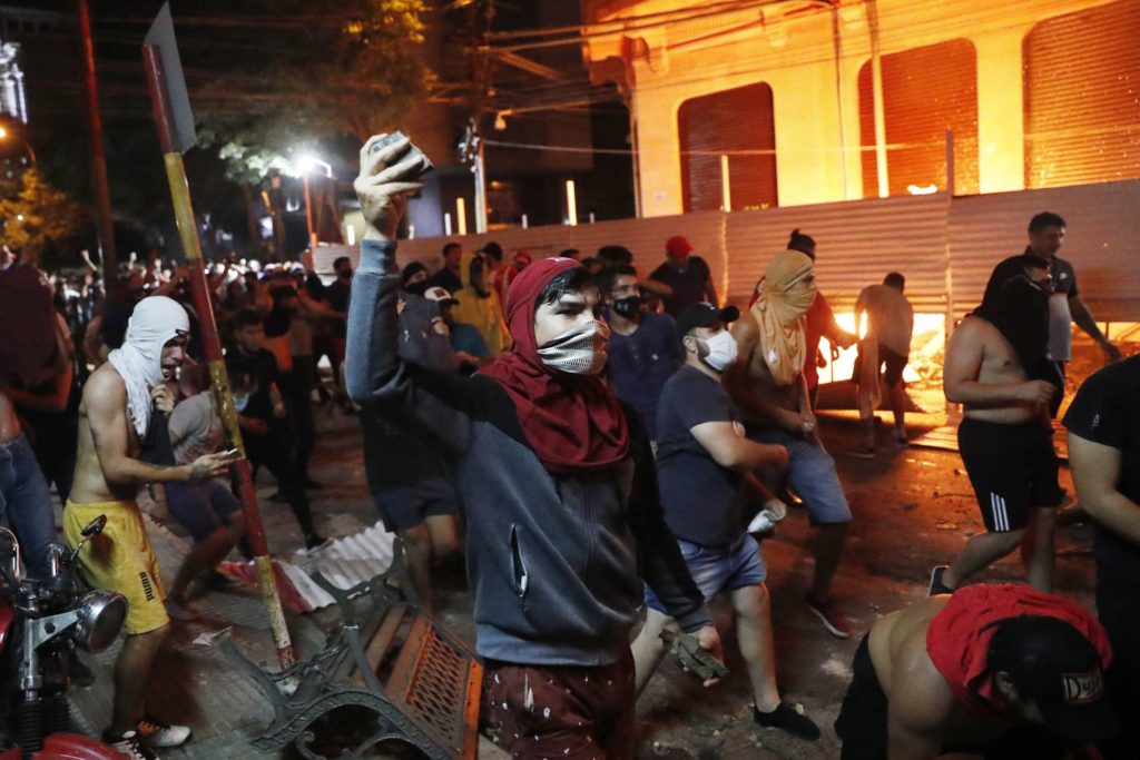 Protestos em Assunção, capital do Paraguai, contra o Governo de Mario Abdo Benítez. Foto: JORGE SAENZ / AP