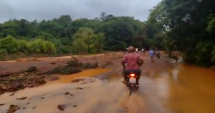 Moradores postaram imagens e vídeos que mostram o município tomado por lama, mas a companhia responsável nega rompimento de barragem