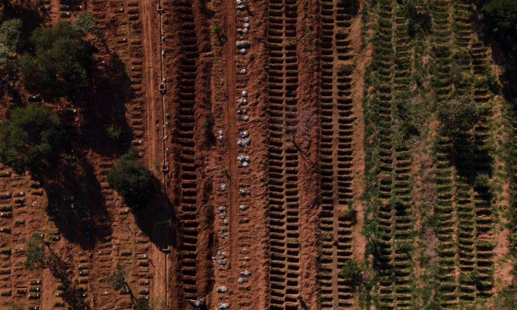 Aumento de mortes pela Covid-19 tem pressionado o setor funerário, que pede reforço para fabricantes de caixões para não colapsar