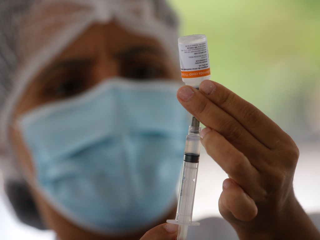 Segundo a nota do ministério, a indicação é vacinar pessoas com HIV após encerrar a vacinação do grupo entre 60 a 64 anos