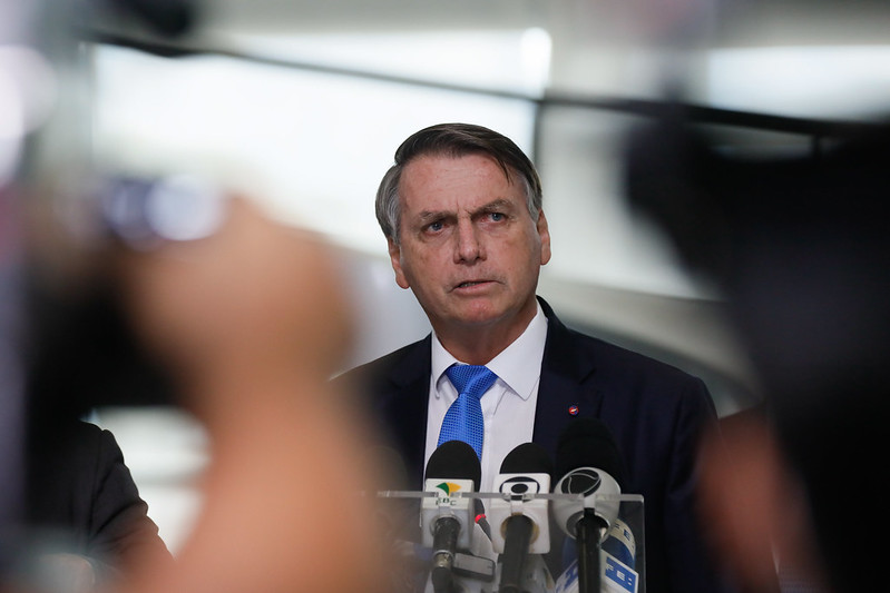 A saída do comando das Forças Armadas do governo de Bolsonaro na semana passada é "motivo de comemoração", destacou o jornal Financial Times