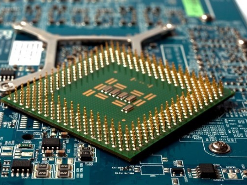 Escassez de chips semicondutores impacta a indústria mundial; EUA tentam bloquear China e outros países apostam alto para atrair fabricantes