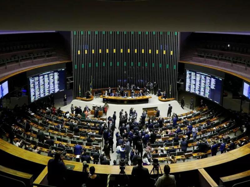 A Câmara dos Deputados aprovou nesta quarta-feira (4) um projeto de lei que fixa em R$ 4.750 o piso nacional salarial de enfermeiros