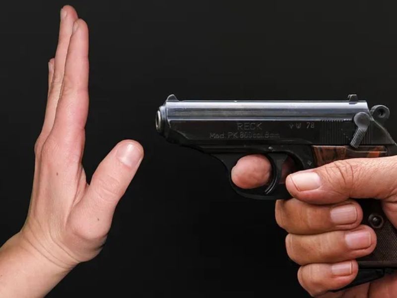Outros 32% não têm armamento, mas gostariam de ter, enquanto 10% dos brasileiros dizem ter pelo menos uma arma em casa.