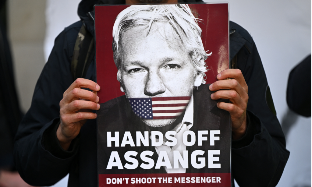 Jualian Assange, cofundador do Wikileaks,  é alvo de "vingança" dos EUA por revelar crimes de guerra, afirmam especialistas